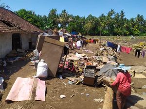 3 Kali Kena Bencana-4 Bangunan Lenyap, Warga Biluk Poh Enggan Kembali
