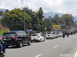 Lalin Arah Puncak Macet, Antrean Kendaraan Mengular di Megamendung
