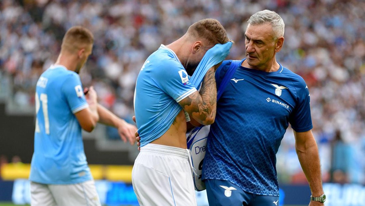 Momen saat Ciro Immobile meringis kesakitan di laga melawan Udinese. (Foto: Getty Images/Marco Rosi - SS Lazio)