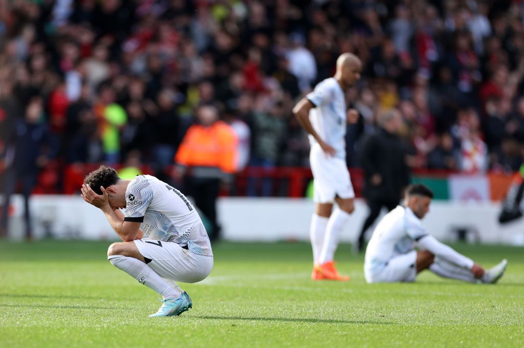 NOTTINGHAM, INGGRIS - 22 OKTOBER: Curtis Jones dari Liverpool terlihat sedih setelah pertandingan Liga Premier antara Nottingham Forest dan Liverpool FC di City Ground pada 22 Oktober 2022 di Nottingham, Inggris.  (Foto oleh Catherine Ivill/Getty Images)