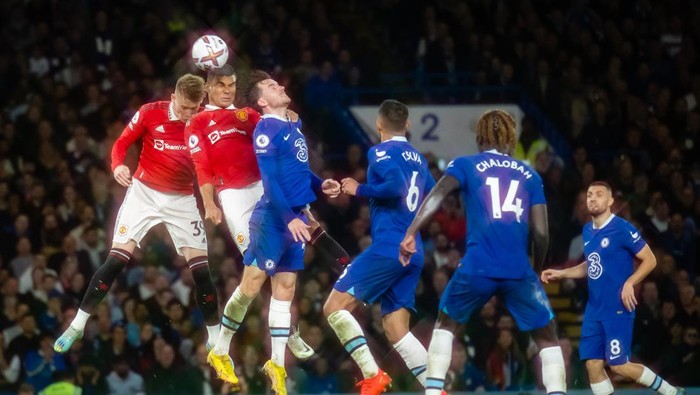 LONDON, ENGLAND - OCTOBER 22:  Casemiro of Manchester United scores a goal to make the score 1-1 during the Premier League match between Chelsea FC and Manchester United at Stamford Bridge on October 23, 2022 in London, United Kingdom. (Photo by Ash Donelon/Manchester United via Getty Images)