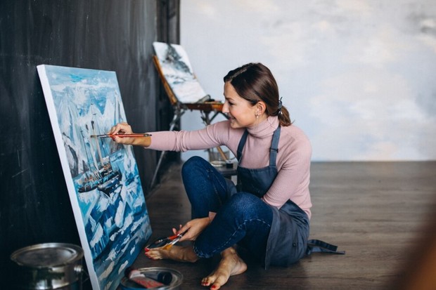 Me time untuk kesehatan mental/foto: freepik.com/senivpetro Melatih kesehatan mental juga dapat melalui mengasah kreativitas di akhir pekan.