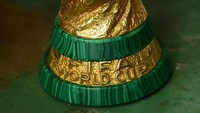 Penampakan detail replika trofi Piala Dunia 2022 di pabrik GDE Bertoni.