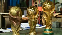 Replika trofi buatan GDE Bertoni ini nantinya diberikan kepada negara yang memenangkan Piala Dunia 2022 di Qatar.