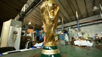 Sementara, trofi asli karya seniman Italia Silvio Gazzaniga yang terbuat dari emas 18 karat disimpan dan jarang diperlihatkan oleh FIFA.