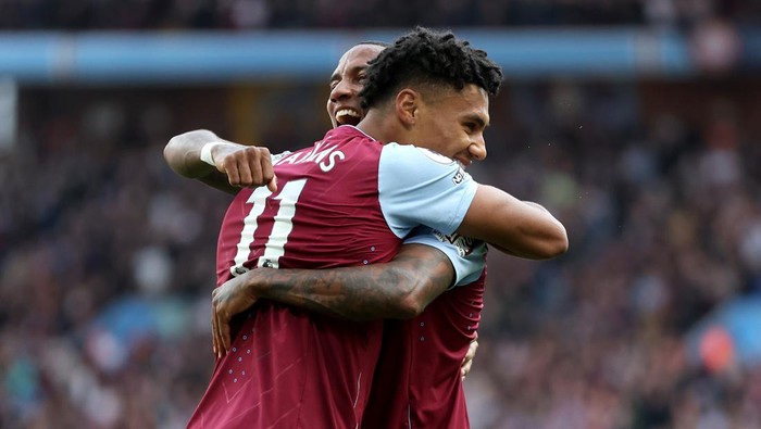 BIRMINGHAM, ENGLAND - OCTOBER 23: Ollie Watkins of Aston Villa celebrates with teammate Ashley Young after scoring their teams fourth goal during the Premier League match between Aston Villa and Brentford FC at Villa Park on October 23, 2022 in Birmingham, England. (Photo by Catherine Ivill/Getty Images)
