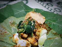 Cukup Bayar Rp 6.000 untuk Seporsi Lontong Pecel Pacitan yang Sedap