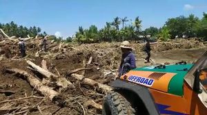 Pembersihan Rumah Warga Bilukpoh Jembrana Pascabanjir Bandang