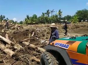 Pembersihan Rumah Warga Bilukpoh Jembrana Pascabanjir Bandang Pembersihan Rumah Warga Bilukpoh Jembrana Pascabanjir Bandang