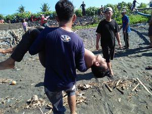 Pemuda Makassar Terseret Arus saat Mandi di Pantai Rambutsiwi Pemuda Makassar Terseret Arus saat Mandi di Pantai Rambutsiwi