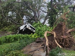 Detik-detik Mencekam Puting Beliung Terjang Sidoarjo