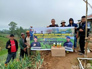 Kisah Ipda Purwanto Bantu 1.000 Botol Pupuk Hayati Cair Racikannya ke Petani