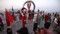 Para penggemar sepakbola di Doha berkumpul mengelilingi alat pengukur waktu digital berbentuk jam pasir saat memulai menghitung mundur di Corniche.