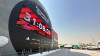 Jam raksasa tersebut menunjukkan waktu tepat sebulan sebelum perhelatan Piala Dunia 2022 Qatar.