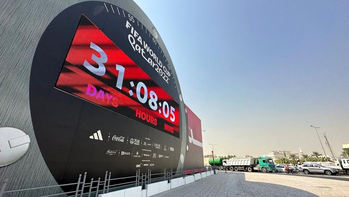 Soccer Football - FIFA World Cup Qatar 2022 Preview - Doha, Qatar - October 20, 2022 General view of the FIFA World Cup Qatar 2022 countdown clock REUTERS/Hamad I Mohammed