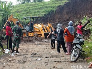 Tebing 10 Meter di Blitar Longsor, Akses Jalan Desa Terputus Tebing 10 Meter di Blitar Longsor, Akses Jalan Desa Terputus