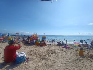 Warga Padati Pantai Sanur saat Banyu Pinaruh, Sembahyang-Rekreasi Warga Padati Pantai Sanur saat Banyu Pinaruh, Sembahyang-Rekreasi