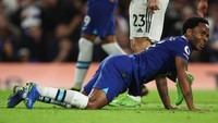Main selama 79 menit sebelum digantikan Armando Broja, Raheem Sterling mejan. Dirinya gagal lakukan satu tembakan pun! (Getty Images)