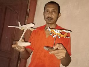 Pria di Penebel Tabanan Sulap Limbah Kayu Jadi Miniatur Pinisi-Pesawat Pria di Penebel Tabanan Sulap Limbah Kayu Jadi Miniatur Pinisi-Pesawat