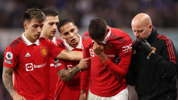 Raphael Varane LONDON, ENGLAND - OCTOBER 22: Raphael Varane of Manchester United shows emotion as he leaves the pitch with an injury during the Premier League match between Chelsea FC and Manchester United at Stamford Bridge on October 22, 2022 in London, England. (Photo by Alex Pantling/Getty Images)