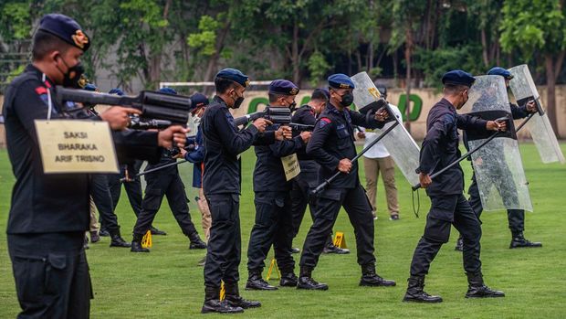 Indonesian police conduct a reconstruction of events as part of investigations into the October 1 Kanjuruhan football stadium disaster in Malang which killed 133 people, at the police headquarters in Surabaya on October 19, 2022. (Photo by JUNI KRISWANTO / AFP)