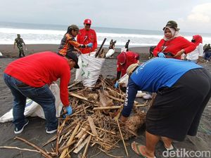 Sampah Menggunung, Relawan Bersih-bersih Pantai Trisik Kulon Progo