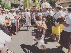 Madewa Ayu, Warga Seraya Karangasem Kerauhan-Tusukkan Keris ke Dada
