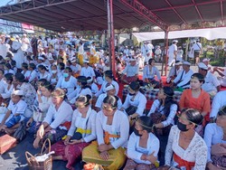 Ribuan Orang Ikuti Panglukatan Banyu Pinaruh di Pantai Pasut Tabanan
