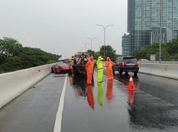 Supercar McLaren Tabrak Barrier Beton Tol Waru-Juanda saat Hujan Deras