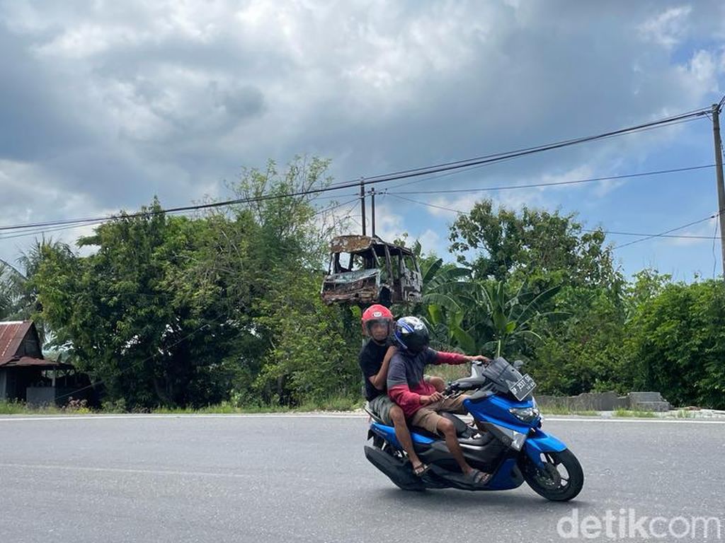 Kejadian Aneh di Tikungan Tajam Tugu Mobil Hancur di Poros Pinrang-Parepare Kejadian Aneh di Tikungan Tajam Tugu Mobil Hancur di Poros Pinrang-Parepare