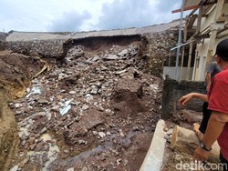 Tembok Jebol Diduga Picu Banjir Lumpur Terjang Rumah Warga Sukabumi