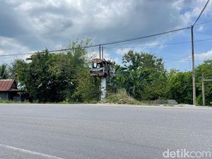 Pesan di Balik Tugu Mobil Hancur di Jalan Poros Parepare-Pinrang Pesan di Balik Tugu Mobil Hancur di Jalan Poros Parepare-Pinrang