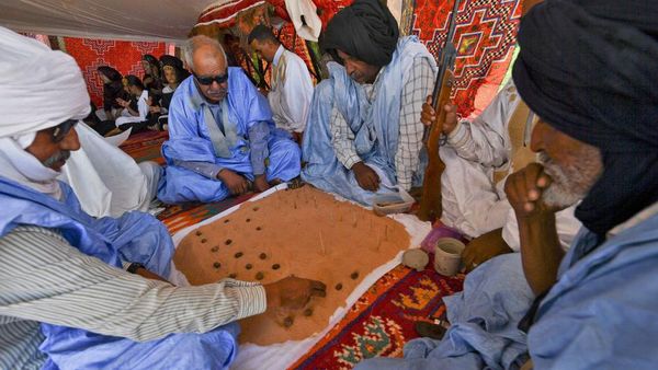Uniknya Dama, Catur Tradisional Aljazair Terbuat dari Kotoran Unta