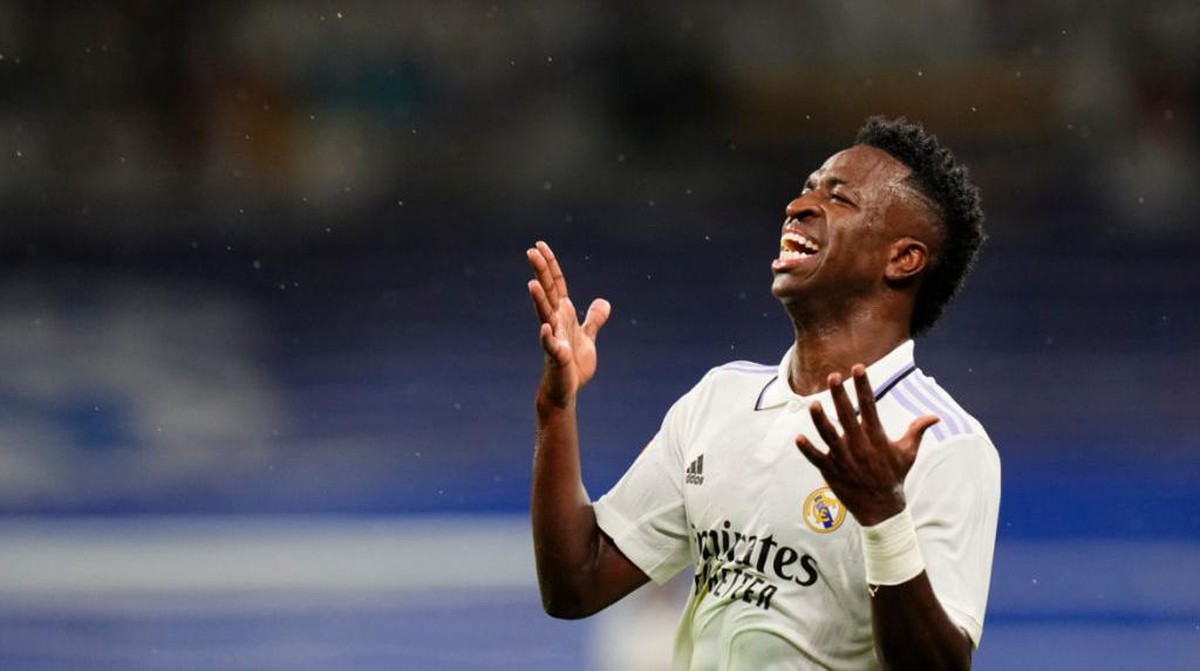 Vinicius Junior dibela oleh Carlo Ancelotti. (Foto: Getty Images)