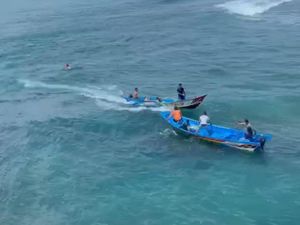 6 Remaja Terseret Ombak Pantai Ngandong Gunungkidul 6 Remaja Terseret Ombak Pantai Ngandong Gunungkidul