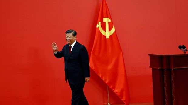 Chinese President Xi Jinping waves after his speech as the new Politburo Standing Committee members meet the media following the 20th National Congress of the Communist Party of China, at the Great Hall of the People in Beijing, China October 23, 2022. REUTERS/Tingshu Wang