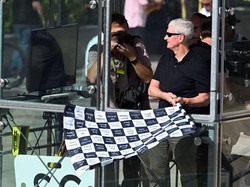 Aksi Bos Apple Lambaikan Bendera Finish F1 GP AS Tuai Kecaman