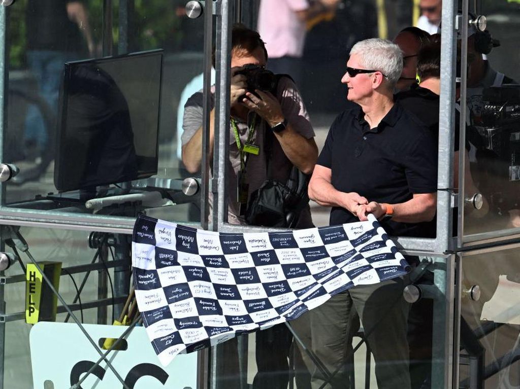 Aksi Bos Apple Lambaikan Bendera Finish F1 GP AS Tuai Kecaman Aksi Bos Apple Lambaikan Bendera Finish F1 GP AS Tuai Kecaman