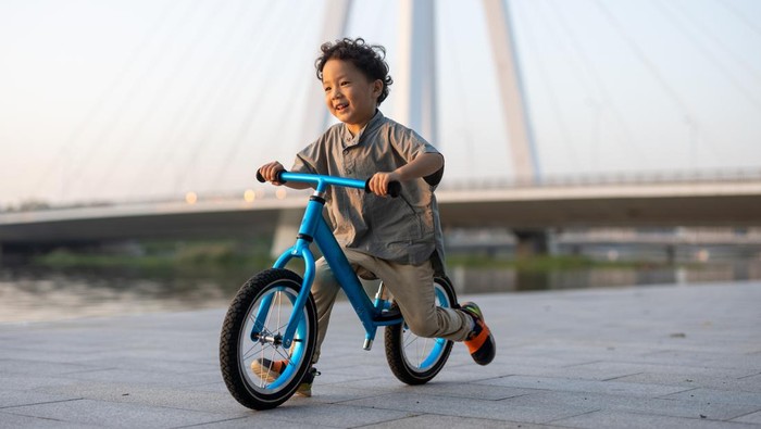 Kejadian tak biasa terjadi di liga amatir Turki. Asisten wasit jadi korban lemparan sepeda anak-anak dari penonton yang kecewa dengan keputusan wasit.