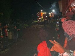 Horor Banjir Lumpur hingga Tutupi Jalan di Caringin Sukabumi