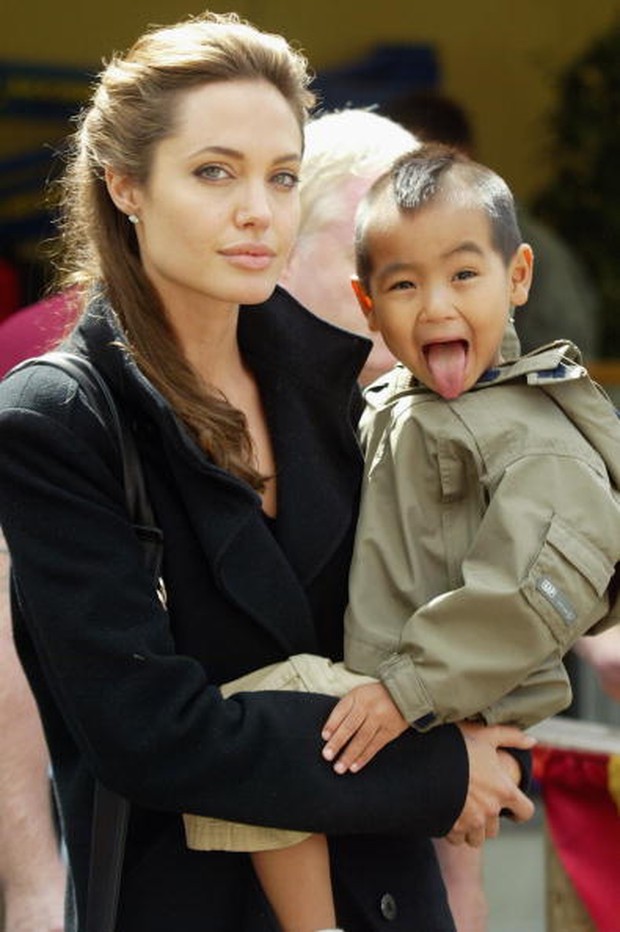 Angelina Jolie Menggendong Maddox