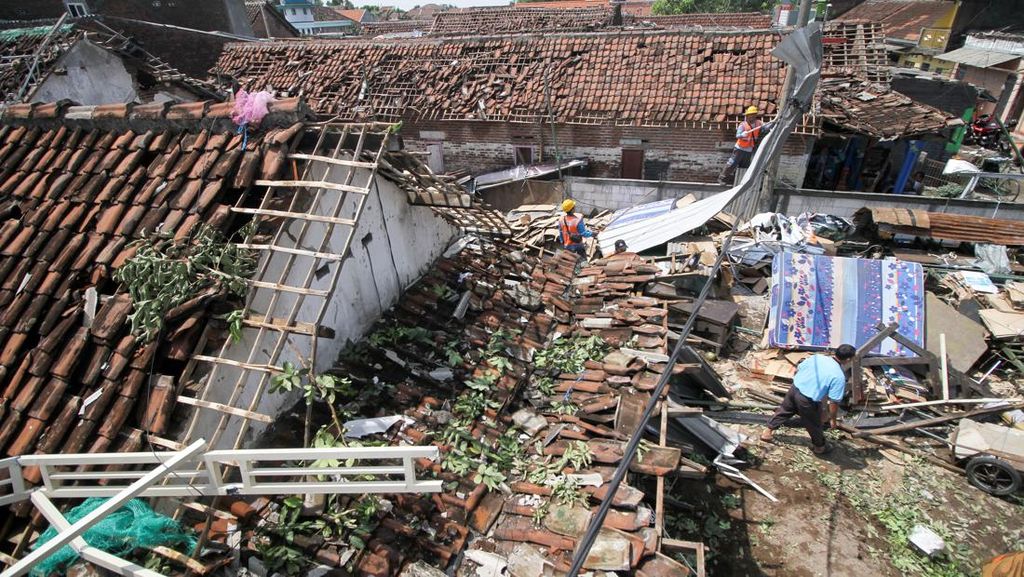 Angin Puting Beliung Terjang Sidoarjo, Ratusan Rumah Rusak