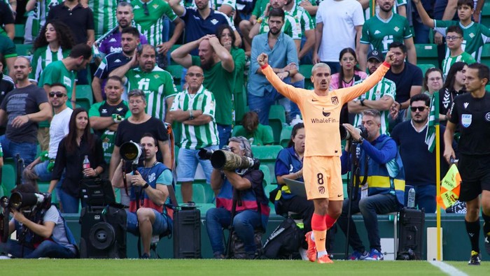 SEVILLA, SPAIN - OCTOBER 23: Antoine Griezmann of Atletico de Madrid celebrates a goal during the spanish league, La Liga Santander, football match played between Real Betis and Atletico de Madrid at Benito Villamarin stadium on October 23, 2022, in Sevilla, Spain. (Photo By Joaquin Corchero/Europa Press via Getty Images)