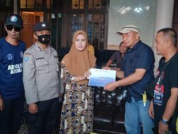 Aremania Beri Donasi ke Keluarga 2 Polisi dan Bonek Korban Tragedi Kanjuruhan