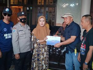 Aremania Beri Donasi ke Keluarga 2 Polisi dan Bonek Korban Tragedi Kanjuruhan