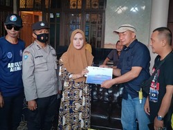 Aremania Beri Donasi ke Keluarga 2 Polisi dan Bonek Korban Tragedi Kanjuruhan