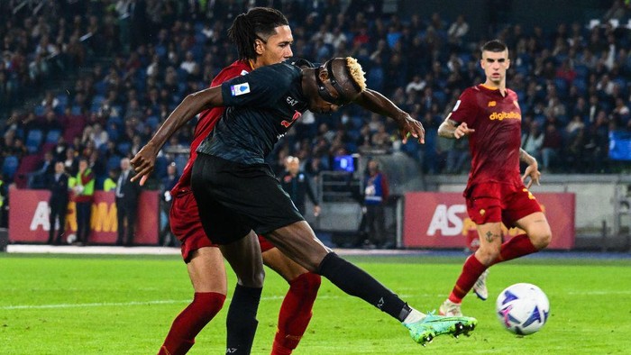 Napolis Nigerian forward Victor Osimhen shoots to open the scoring during the Italian Serie A football match between AS Rome and Napoli on October 23, 2022 at the Olympic stadium in Rome. (Photo by Vincenzo PINTO / AFP) (Photo by VINCENZO PINTO/AFP via Getty Images)
