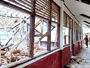 Siswa Gelar ANBK di Rumah Warga Imbas Atap Sekolah Ambruk di Karawang
