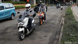 Awas! Banyak Lubang di Jalan Rasuna Said
