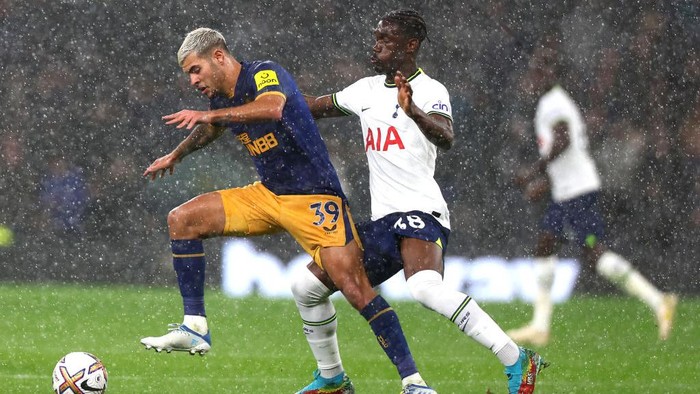 LONDON, ENGLAND - OCTOBER 23: Bruno Guimaraes of Newcastle United and Yves Bissoumas of Tottenham Hotspur battle for the ball during the Premier League match between Tottenham Hotspur and Newcastle United at Tottenham Hotspur Stadium on October 23, 2022 in London, England. (Photo by Chloe Knott - Danehouse/Getty Images)